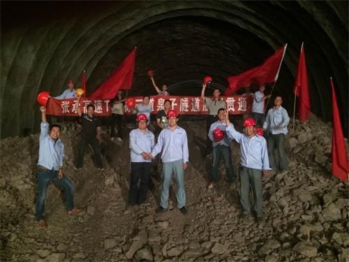 三道泉子隧道于7月26日顺利贯通