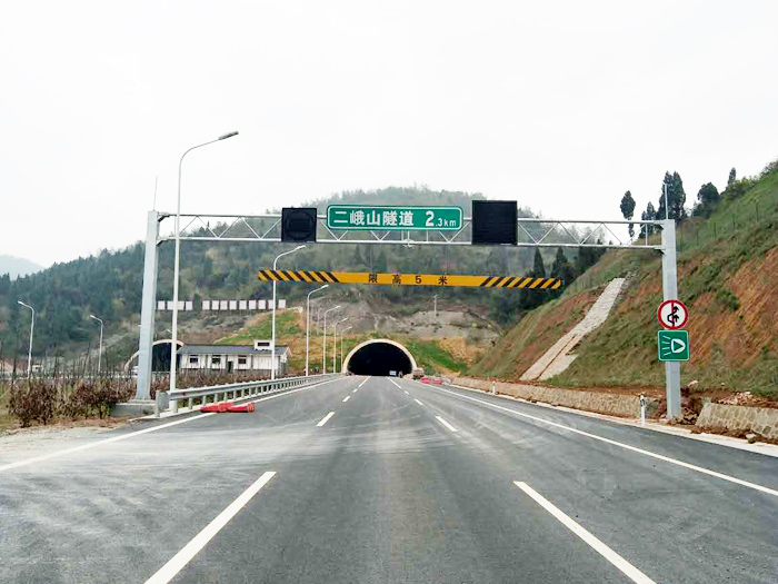 2016年成都简蒲高速二峨山隧道